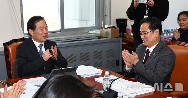 [서울=뉴시스] 김명년 기자 = 정태호 대미투자특별법 처리를 위한 특별위원회 법안소위원장이 4일 오후 서울 여의도 국회에서 열린 소위원회에서 박수영 야당 간사 등 참석자들과 박수치고 있다. 2026.03.04. kmn@newsis.com