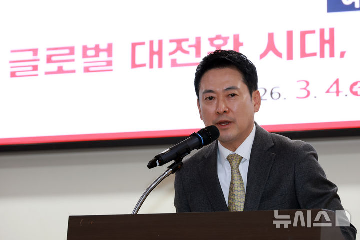 [서울=뉴시스] 고승민 기자 = 장동혁 국민의힘 대표가 4일 서울 여의도 국회 의원회관에서 '글로벌 대전환 시대, 이재명 정부 정책 : 평가와 전망'을 주제로 열린 여의도연구원 창립 31주년 연속 토론회에서 축사를 하고 있다. 2026.03.04. kkssmm99@newsis.com