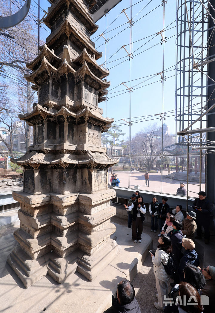 [서울=뉴시스] 이영환 기자 = 4일 오후 서울 종로구 탑골공원에서 시민들이 국보 2호 원각사지 십층석탑을 살펴보고 있다.종로구는 이날부터 15일까지 탑골공원 내 국보 2호 원각사지 십층석탑 내부를 시민에 공개한다. 1999년 산성비와 조류 배설물로부터 석탑을 보호하기 위해 유리 보호각을 설치한 이후 시민이 석탑 바로 앞까지 다가설 수 있게 된 것은 사실상 이번이 처음이다. 예약은 서울시 공공서비스예약 누리집을 통해 가능하며 1일 2회(회차별 최대 10명 선착순) 운영된다. 6,9,10일은 운영하지 않는다. 2026.03.04. 20hwan@newsis.com