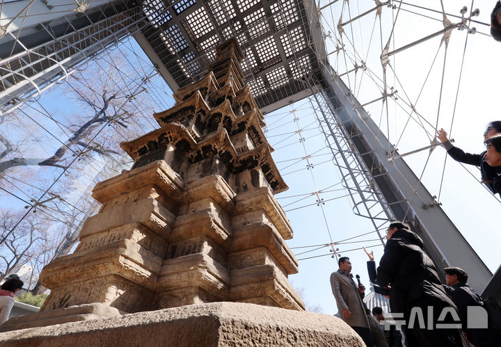 [서울=뉴시스] 이영환 기자 = 4일 오후 서울 종로구 탑골공원에서 시민들이 국보 2호 원각사지 십층석탑을 살펴보고 있다.종로구는 이날부터 15일까지 탑골공원 내 국보 2호 원각사지 십층석탑 내부를 시민에 공개한다. 1999년 산성비와 조류 배설물로부터 석탑을 보호하기 위해 유리 보호각을 설치한 이후 시민이 석탑 바로 앞까지 다가설 수 있게 된 것은 사실상 이번이 처음이다. 예약은 서울시 공공서비스예약 누리집을 통해 가능하며 1일 2회(회차별 최대 10명 선착순) 운영된다. 6,9,10일은 운영하지 않는다. 2026.03.04. 20hwan@newsis.com