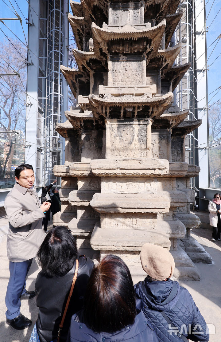 [서울=뉴시스] 이영환 기자 = 4일 오후 서울 종로구 탑골공원에서 시민들이 국보 2호 원각사지 십층석탑을 살펴보고 있다.종로구는 이날부터 15일까지 탑골공원 내 국보 2호 원각사지 십층석탑 내부를 시민에 공개한다. 1999년 산성비와 조류 배설물로부터 석탑을 보호하기 위해 유리 보호각을 설치한 이후 시민이 석탑 바로 앞까지 다가설 수 있게 된 것은 사실상 이번이 처음이다. 예약은 서울시 공공서비스예약 누리집을 통해 가능하며 1일 2회(회차별 최대 10명 선착순) 운영된다. 6,9,10일은 운영하지 않는다. 2026.03.04. 20hwan@newsis.com