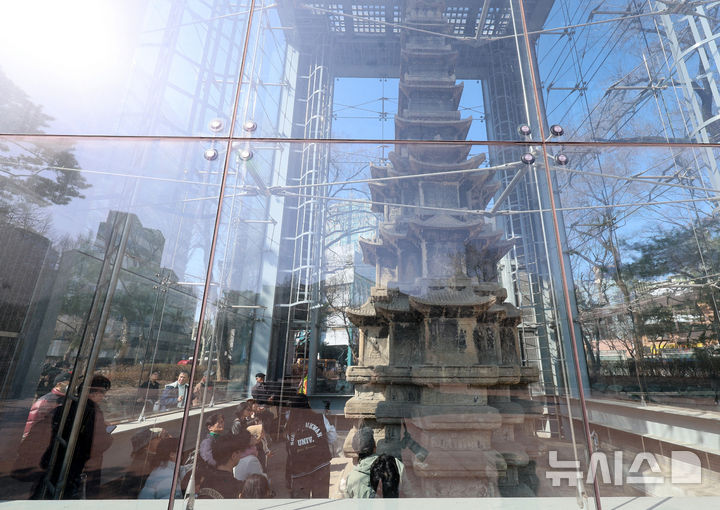 [서울=뉴시스] 이영환 기자 = 4일 오후 서울 종로구 탑골공원에서 시민들이 국보 2호 원각사지 십층석탑을 살펴보고 있다.종로구는 이날부터 15일까지 탑골공원 내 국보 2호 원각사지 십층석탑 내부를 시민에 공개한다. 1999년 산성비와 조류 배설물로부터 석탑을 보호하기 위해 유리 보호각을 설치한 이후 시민이 석탑 바로 앞까지 다가설 수 있게 된 것은 사실상 이번이 처음이다. 예약은 서울시 공공서비스예약 누리집을 통해 가능하며 1일 2회(회차별 최대 10명 선착순) 운영된다. 6,9,10일은 운영하지 않는다. 2026.03.04. 20hwan@newsis.com