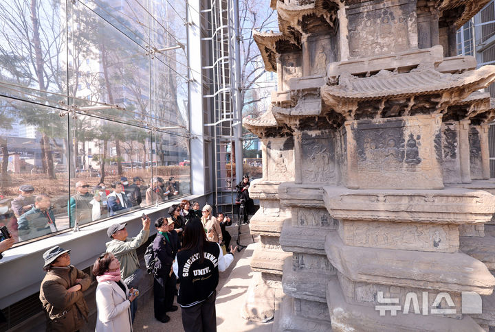 [서울=뉴시스] 이영환 기자 = 4일 오후 서울 종로구 탑골공원에서 시민들이 국보 2호 원각사지 십층석탑을 살펴보고 있다.종로구는 이날부터 15일까지 탑골공원 내 국보 2호 원각사지 십층석탑 내부를 시민에 공개한다. 1999년 산성비와 조류 배설물로부터 석탑을 보호하기 위해 유리 보호각을 설치한 이후 시민이 석탑 바로 앞까지 다가설 수 있게 된 것은 사실상 이번이 처음이다. 예약은 서울시 공공서비스예약 누리집을 통해 가능하며 1일 2회(회차별 최대 10명 선착순) 운영된다. 6,9,10일은 운영하지 않는다. 2026.03.04. 20hwan@newsis.com
