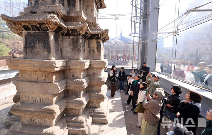 [서울=뉴시스] 이영환 기자 = 4일 오후 서울 종로구 탑골공원에서 시민들이 국보 2호 원각사지 십층석탑을 살펴보고 있다.종로구는 이날부터 15일까지 탑골공원 내 국보 2호 원각사지 십층석탑 내부를 시민에 공개한다. 1999년 산성비와 조류 배설물로부터 석탑을 보호하기 위해 유리 보호각을 설치한 이후 시민이 석탑 바로 앞까지 다가설 수 있게 된 것은 사실상 이번이 처음이다. 예약은 서울시 공공서비스예약 누리집을 통해 가능하며 1일 2회(회차별 최대 10명 선착순) 운영된다. 6,9,10일은 운영하지 않는다. 2026.03.04. 20hwan@newsis.com