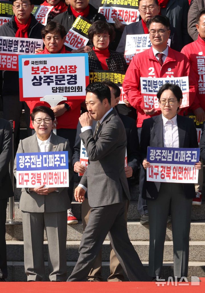 [서울=뉴시스] 조성봉 기자 = 장동혁 국민의힘 대표가 4일 오후 서울 여의도 국회 본청 계단에서 열린 '대구경북행정통합특별법 통과 촉구 대구경북 결의대회'에서 발언을 하기 위해 연단으로 향하고 있다. 2026.03.04. suncho21@newsis.com