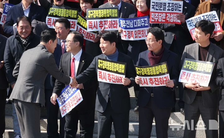[서울=뉴시스] 조성봉 기자 = 장동혁 국민의힘 대표가 4일 오후 서울 여의도 국회 본청 계단에서 열린 '대구경북행정통합특별법 통과 촉구 대구경북 결의대회'에서 권영진 의원 등 국민의힘 대구경북 의원들과 악수를 하고 있다. 2026.03.04. suncho21@newsis.com