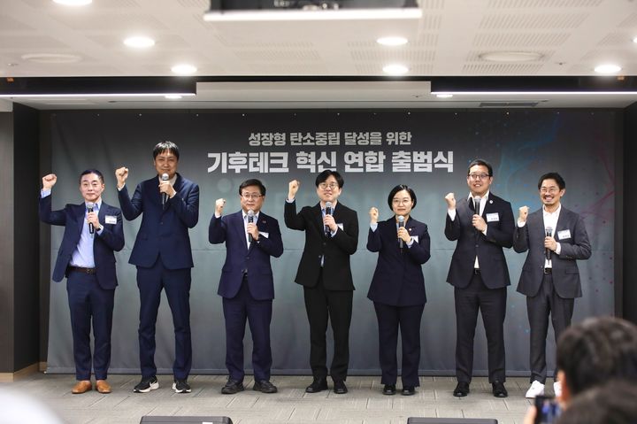 [서울=뉴시스] 김근수 기자 = 한성숙(오른쪽 세번째) 중소벤처기업부 장관과 김성환(오른쪽 다섯번째) 기후에너지환경부 장관이 4일 서울 마포구 프론트원에서 열린 '기후테크 혁신 연합 출범식'에서 참석자들과 기념 촬영을 하고 있다. (사진= 중소벤처기업부 제공) 2026.03.04. photo@newsis.com *재판매 및 DB 금지