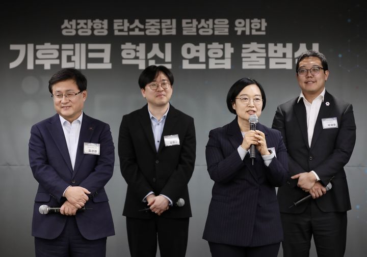 [서울=뉴시스] 김근수 기자 = 한성숙 중소벤처기업부 장관이 4일 서울 마포구 프론트원에서 열린 '기후테크 혁신 연합 출범식'에서 인사말을 하고 있다. (사진= 중소벤처기업부 제공) 2026.03.04. photo@newsis.com *재판매 및 DB 금지