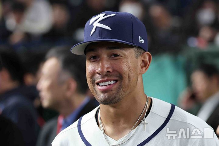 [도쿄=뉴시스] 권창회 기자 = 2026 월드베이스볼클래식(WBC) 개막을 하루 앞둔 4일 일본 도쿄돔에서 한국야구대표팀 저마이 존스가 인터뷰 하며 미소짓고 있다. 2026.03.04. kch0523@newsis.com