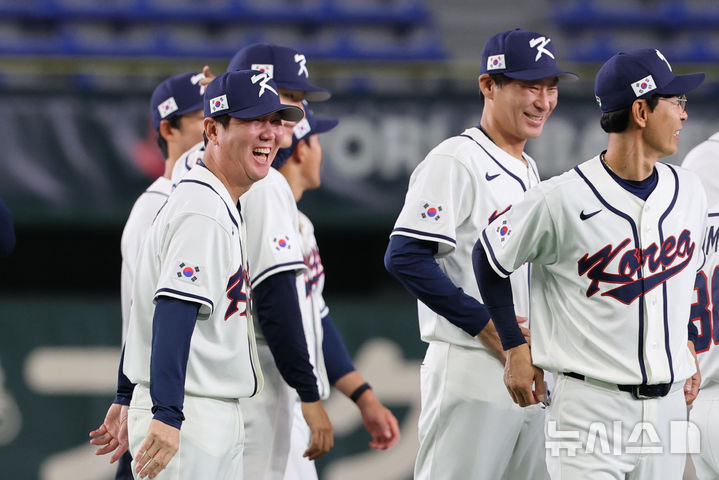 [도쿄=뉴시스] 권창회 기자 = 2026 월드베이스볼클래식(WBC) 개막을 하루 앞둔 4일 일본 도쿄돔에서 한국야구대표팀 류지현 감독이 웃고 있다. 2026.03.04. kch0523@newsis.com