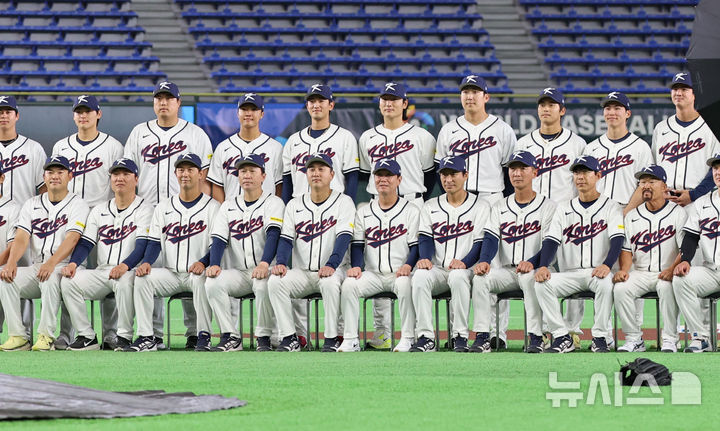 [도쿄=뉴시스] 권창회 기자 = 2026 월드베이스볼클래식(WBC) 개막을 하루 앞둔 4일 일본 도쿄돔에서 한국야구대표팀 선수들과 코치진이 기념촬영을 하고 있다. 2026.03.04. kch0523@newsis.com