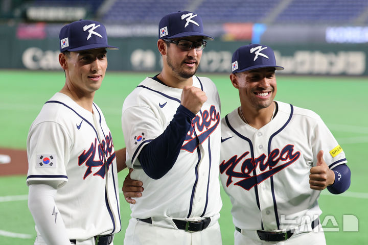 [도쿄=뉴시스] 권창회 기자 = 2026 월드베이스볼클래식(WBC) 개막을 하루 앞둔 4일 일본 도쿄돔에서 한국야구대표팀 셰이 위트컴(왼쪽부터), 데인 더닝, 저마이 존스가 훈련을 마치고 기념촬영을 하고 있다. 2026.03.04. kch0523@newsis.com