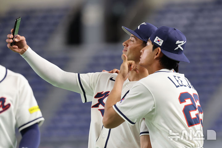 [도쿄=뉴시스] 권창회 기자 = 2026 월드베이스볼클래식(WBC) 개막을 하루 앞둔 4일 일본 도쿄돔에서 한국야구대표팀 셰이 위트컴과 이정후가 훈련을 마치고 셀카를 찍고 있다. 2026.03.04. kch0523@newsis.com