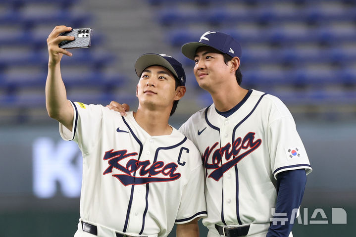 [도쿄=뉴시스] 권창회 기자 = 2026 월드베이스볼클래식(WBC) 개막을 하루 앞둔 4일 일본 도쿄돔에서 한국야구대표팀 이정후와 구자욱이 셀카를 찍고 있다. 2026.03.04. kch0523@newsis.com