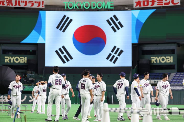 [도쿄=뉴시스] 권창회 기자 = 2026 월드베이스볼클래식(WBC) 개막을 하루 앞둔 4일 일본 도쿄돔에서 한국야구대표팀 구자욱을 비롯한 선수들이 대화를 나누고 있다. 2026.03.04. kch0523@newsis.com