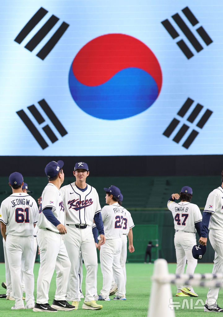 [도쿄=뉴시스] 권창회 기자 = 2026 월드베이스볼클래식(WBC) 개막을 하루 앞둔 4일 일본 도쿄돔에서 한국야구대표팀 구자욱을 비롯한 선수들이 대화를 나누고 있다. 2026.03.04. kch0523@newsis.com