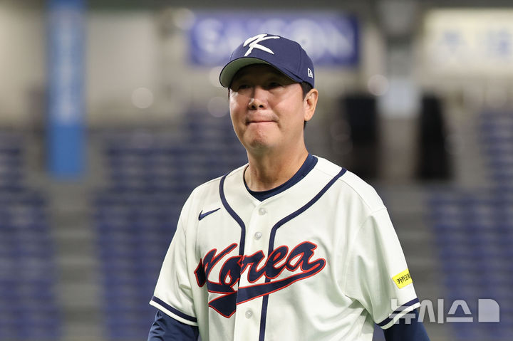 [도쿄=뉴시스] 권창회 기자 = 2026 월드베이스볼클래식(WBC) 개막을 하루 앞둔 4일 일본 도쿄돔에서 한국야구대표팀 류지현 감독이 더그아웃으로 향하고 있다. 2026.03.04. kch0523@newsis.com
