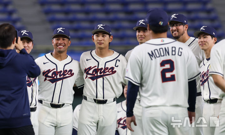 [도쿄=뉴시스] 권창회 기자 = 2026 월드베이스볼클래식(WBC) 개막을 하루 앞둔 4일 일본 도쿄돔에서 한국야구대표팀 이정후를 비롯한 메이저리그 소속 선수들이 기념촬영을 하고 있다. 2026.03.04. kch0523@newsis.com