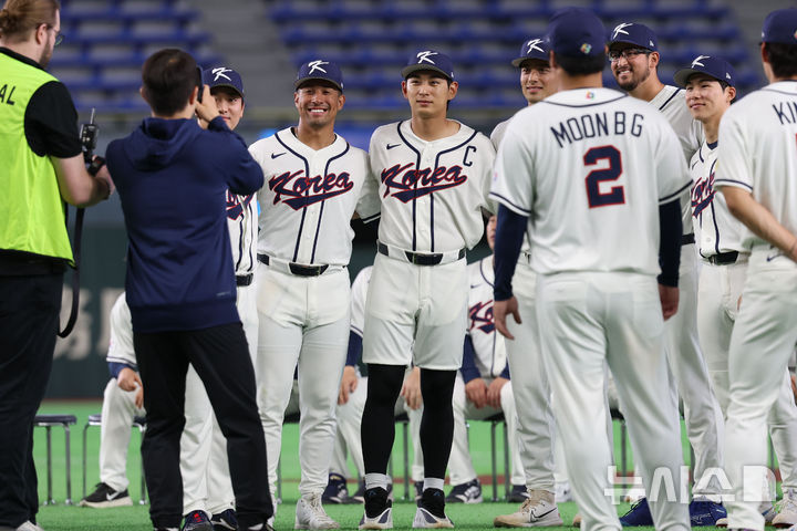 [도쿄=뉴시스] 권창회 기자 = 2026 월드베이스볼클래식(WBC) 개막을 하루 앞둔 4일 일본 도쿄돔에서 한국야구대표팀 이정후를 비롯한 메이저리그 소속 선수들이 기념촬영을 하고 있다. 2026.03.04. kch0523@newsis.com