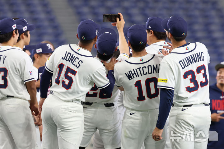 [도쿄=뉴시스] 권창회 기자 = 2026 월드베이스볼클래식(WBC) 개막을 하루 앞둔 4일 일본 도쿄돔에서 한국야구대표팀 선수들이 셀카를 찍고 있다. 2026.03.04. kch0523@newsis.com