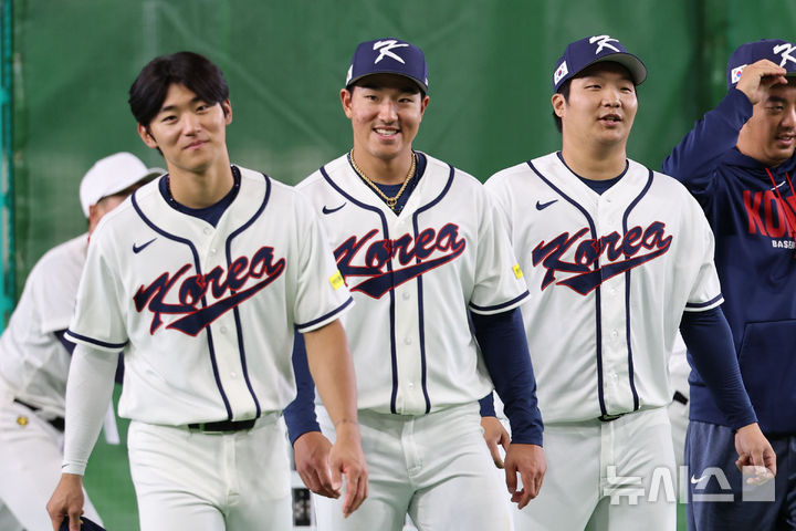 [도쿄=뉴시스] 권창회 기자 = 2026 월드베이스볼클래식(WBC) 개막을 하루 앞둔 4일 일본 도쿄돔에서 한국야구대표팀 김도영(왼쪽부터)과 안현민, 문보경이 훈련을 하고 있다. 2026.03.04. kch0523@newsis.com