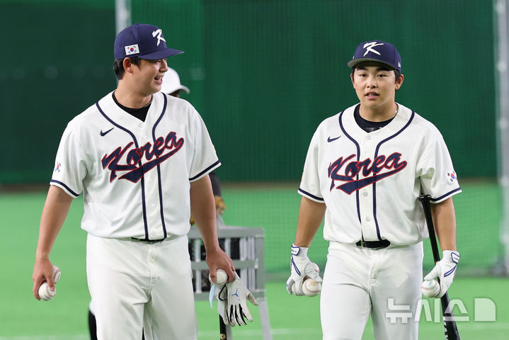 [도쿄=뉴시스] 권창회 기자 = 2026 월드베이스볼클래식(WBC) 개막을 하루 앞둔 4일 일본 도쿄돔에서 한국야구대표팀 노시환(왼쪽)과 문현빈이 훈련을 하고 있다. 2026.03.04. kch0523@newsis.com