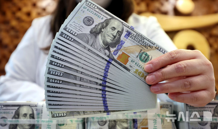 [서울=뉴시스] 박주성 기자 = 4일 오전 서울 중구 하나은행 위변조대응센터에서 직원이 달러화를 정리하고 있다. 원·달러 환율은 이날 새벽 야간 거래에서 1506.5원으로 장중 고점을 찍으며 2009년 3월 이후 약 17년 만에 처음으로 1500원을 돌파했다. 2026.03.04. park7691@newsis.com