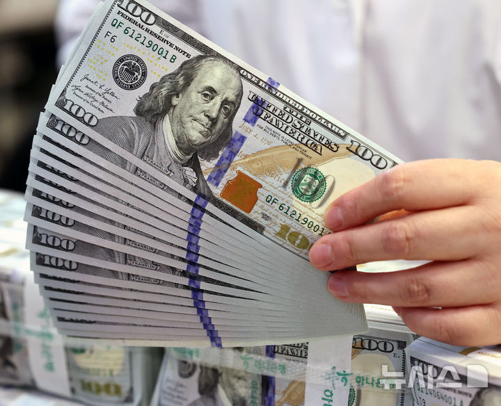 [서울=뉴시스] 박주성 기자 = 4일 오전 서울 중구 하나은행 위변조대응센터에서 직원이 달러화를 정리하고 있다. 원·달러 환율은 이날 새벽 야간 거래에서 1506.5원으로 장중 고점을 찍으며 2009년 3월 이후 약 17년 만에 처음으로 1500원을 돌파했다. 2026.03.04. park7691@newsis.com