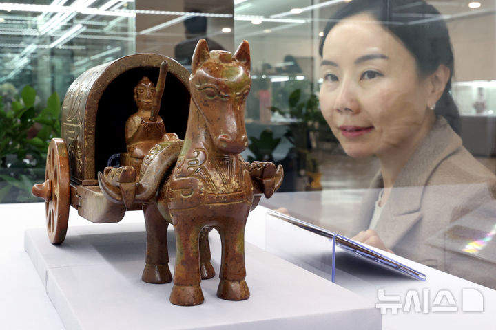 [서울=뉴시스] 박진희 기자 = 다보성갤러리는 말(馬)을 주제로 한 소장 유물 특별전 ‘내 말 좀 들어봐 말馬들의 이야기’ 언론공개회를 4일 서울 종로구 다보성갤러리에서 갖고 중국 '춘추전국 옥 마차' 유물들을 선보이고 있다. 이번 전시는 갤러리가 소장한 유물 가운데 말 형상을 중심으로 선별한 작품들을 통해 중국 미술과 문화 속에서 말이 지닌 상징과 의미를 조명한다. 2026.03.04. pak7130@newsis.com