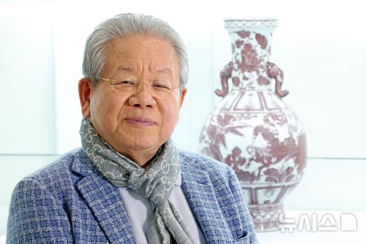 [서울=뉴시스] 박진희 기자 = 김종춘 다보성갤러리 대표가 4일 서울 종로구 다보성갤러리에서 말(馬)을 주제로 한 소장 유물 특별전 ‘내 말 좀 들어봐 말馬들의 이야기’ 언론공개회를 갖고 중국 원말명초 유물인 '유리홍 소하월하추산신문 쌍이 병'을 배경으로 포즈를 취하고 있다. 이번 전시는 갤러리가 소장한 유물 가운데 말 형상을 중심으로 선별한 작품들을 통해 중국 미술과 문화 속에서 말이 지닌 상징과 의미를 조명한다. 2026.03.04. pak7130@newsis.com