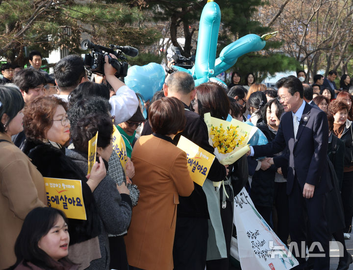 [서울=뉴시스] 배훈식 기자 = 2026년 전국동시지방선거 서울시장에 도전하는 정원오(오른쪽) 성동구청장이 4일 오후 서울 성동구청 로비에서 퇴임 인사를 마치고 청사를 떠나며 응원나온 구민들과 악수하고 있다. 2026.03.04. dahora83@newsis.com