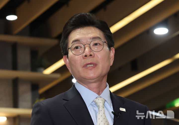 [서울=뉴시스] 배훈식 기자 = 2026년 전국동시지방선거 서울시장에 도전하는 정원오 성동구청장이 4일 오후 서울 성동구청 로비에서 퇴임 인사를 하고 있다. 2026.03.04. dahora83@newsis.com