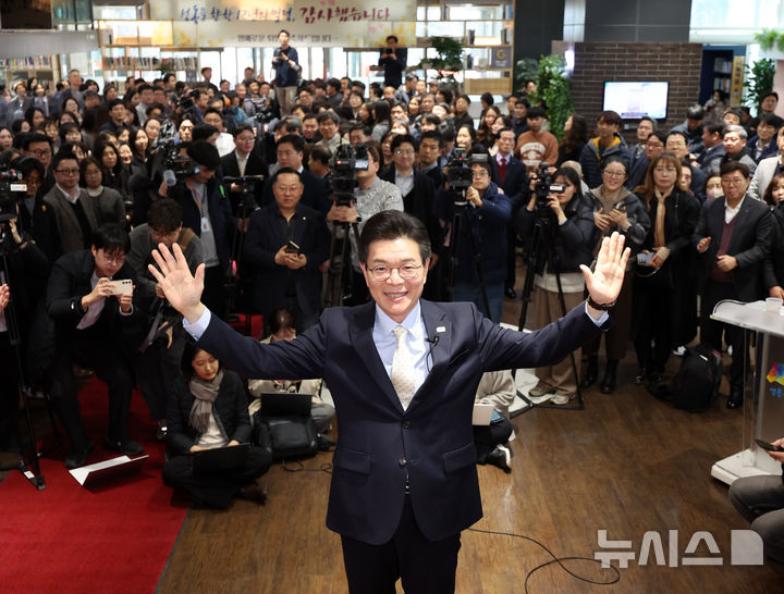 [서울=뉴시스] 배훈식 기자 = 2026년 전국동시지방선거 서울시장에 도전하는 정원오(오른쪽) 성동구청장이 4일 오후 서울 성동구청 로비에서 퇴임 인사를 마치고 기념촬영을 하고 있다. 2026.03.04. dahora83@newsis.com