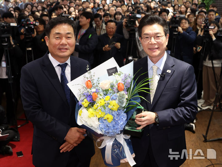 [서울=뉴시스] 배훈식 기자 = 2026년 전국동시지방선거 서울시장에 도전하는 정원오(오른쪽) 성동구청장이 4일 오후 서울 성동구청 로비에서 퇴임 인사를 마치고 고광현 부구청장으로부터 감사패를 받은 뒤 기념촬영을 하고 있다. 2026.03.04. dahora83@newsis.com