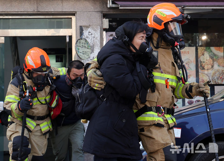 [서울=뉴시스] 홍효식 기자 = 4일 오후 서울 서대문구 홍제동 소방영웅길에서 서울시 소방재난본부 소속 대원들이 긴급출동 방해 차량 강제처분 실전 훈련을 하고 있다. 2026.03.05. yesphoto@newsis.com
