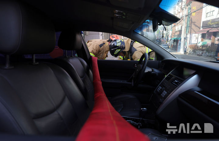 [서울=뉴시스] 홍효식 기자 = 4일 오후 서울 서대문구 홍제동 소방영웅길에서 서울시 소방재난본부 소속 대원들이 긴급출동 방해 차량 강제처분 실전 훈련을 하고 있다. 2026.03.05. yesphoto@newsis.com