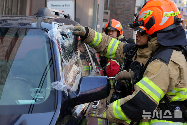 [서울=뉴시스] 홍효식 기자 = 4일 오후 서울 서대문구 홍제동 소방영웅길에서 서울시 소방재난본부 소속 대원들이 긴급출동 방해 차량 강제처분 실전 훈련을 하고 있다. 2026.03.05. yesphoto@newsis.com