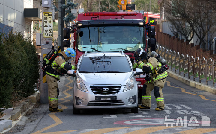 [서울=뉴시스] 홍효식 기자 = 4일 오후 서울 서대문구 홍제동 소방영웅길에서 서울시 소방재난본부 소속 대원들이 긴급출동 방해 차량 강제처분 실전 훈련을 하고 있다. 2026.03.05. yesphoto@newsis.com