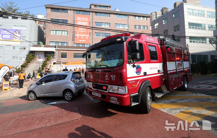 [서울=뉴시스] 홍효식 기자 = 4일 오후 서울 서대문구 홍제동 소방영웅길에서 서울시 소방재난본부 소속 대원들이 긴급출동 방해 차량 강제처분 실전 훈련을 하고 있다. 2026.03.05. yesphoto@newsis.com