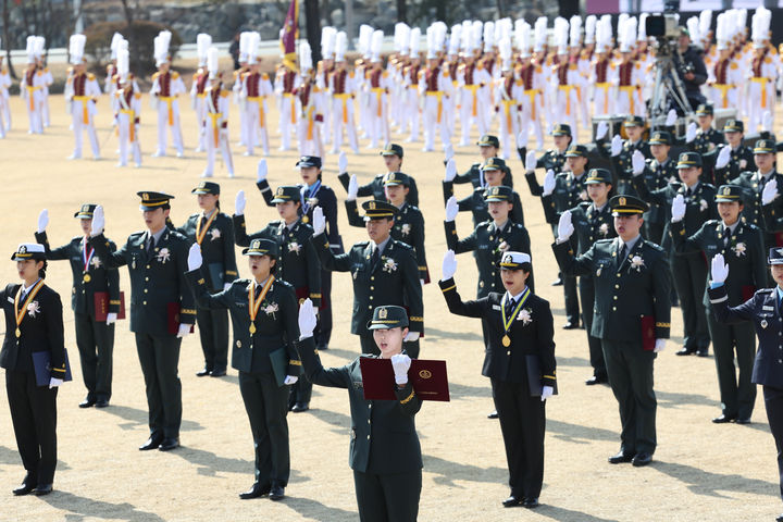 [서울=뉴시스] 김근수 기자 = 4일 국군간호사관학교 대연병장에서 국군간호사관학교 제66기 졸업 및 임관식이 열리고 있다. (사진= 국방부 제공) 2026.03.04. photo@newsis.com *재판매 및 DB 금지