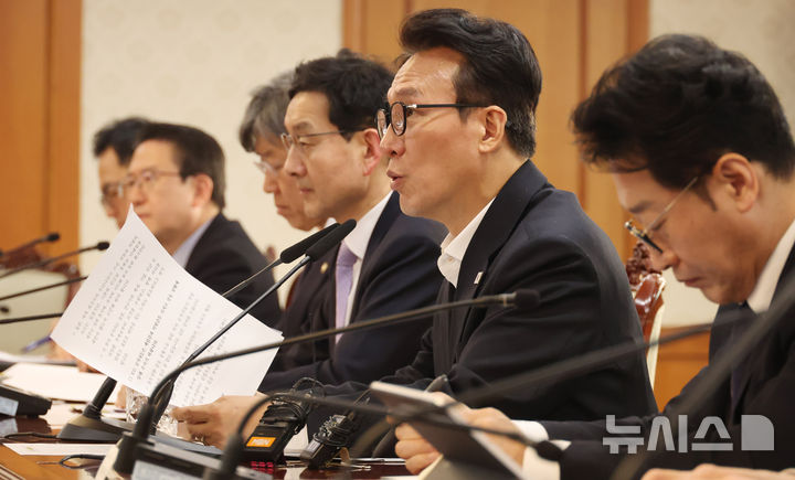 [서울=뉴시스] 추상철 기자 = 김민석 국무총리가 4일 오후 서울 종로구 정부서울청사에서 열린 중동 상황점검 관련 긴급 관계부처회의를 주재하고 있다. 2026.03.04. scchoo@newsis.com