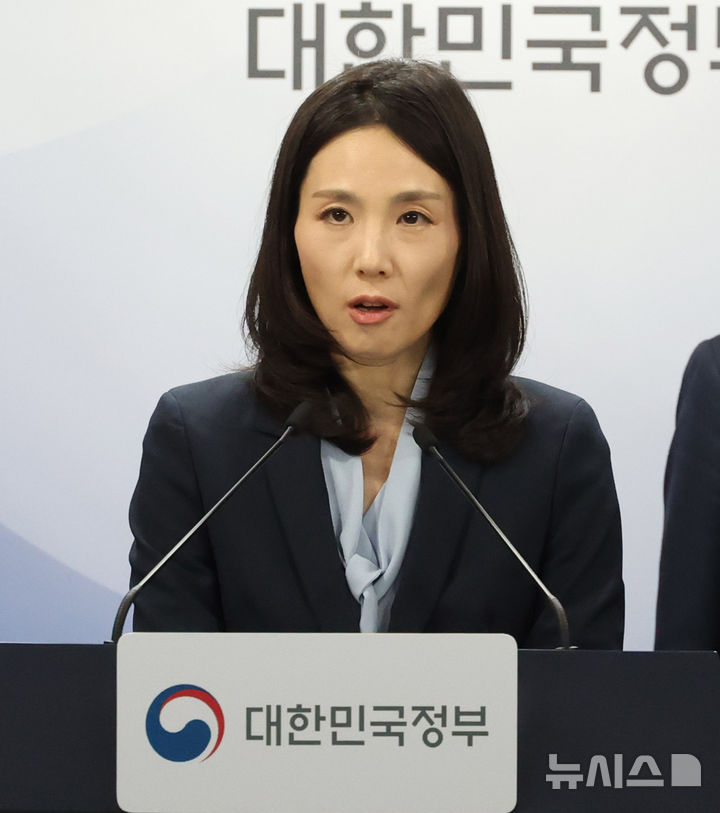 [서울=뉴시스] 추상철 기자 = 김진아 외교부 2차관이 4일 오후 서울 종로구 정부서울청사에서 열린 중동 상황점검 관련 긴급 관계부처회의 후 브리핑을 하고 있다. 2026.03.04. scchoo@newsis.com