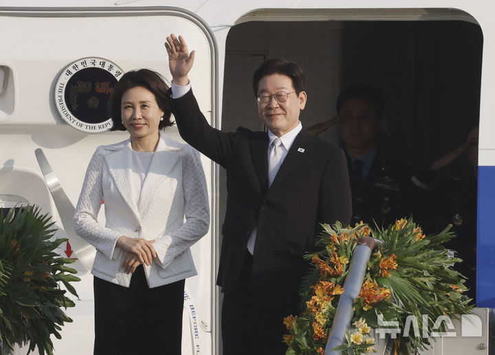[마닐라=뉴시스] 최동준 기자 = 필리핀 국빈 방문 일정을 마친 이재명 대통령과 김혜경 여사가 4일(현지 시간) 마닐라 빌라모어 군공항에서 공군 1호기에 올라 인사하고 있다. 2026.03.04. photocdj@newsis.com