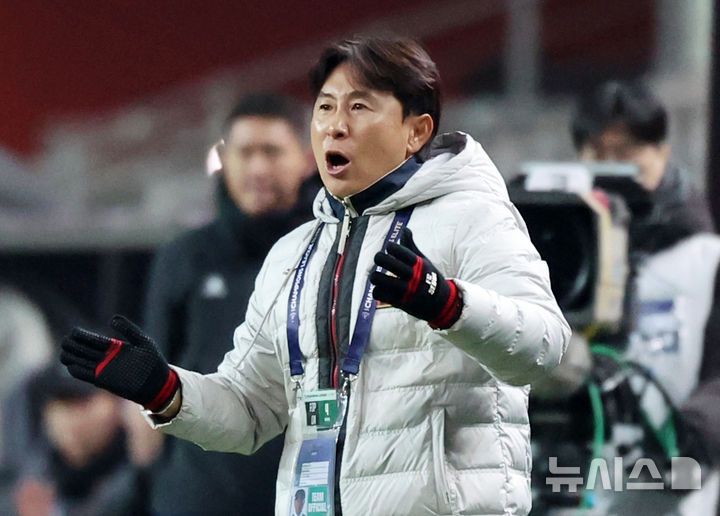 [서울=뉴시스] 조성우 기자 = 4일 오후 서울 마포구 서울월드컵경기장에서 열린 2025-2026시즌 아시아축구연맹(AFC) 챔피언스리그 엘리트(ACLE) 16강 1차전 FC서울과 비셀 고베의 경기 후반전, FC서울 김기동 감독이 선수들을 격려하고 있다. 2026.03.04. xconfind@newsis.com