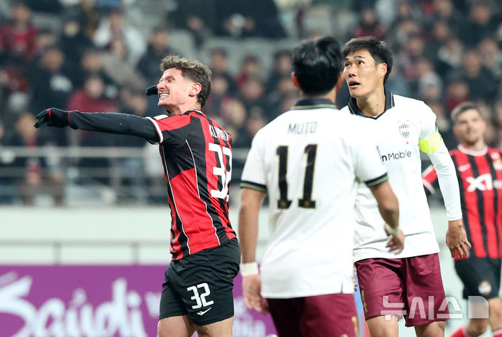 [서울=뉴시스] 조성우 기자 = 4일 오후 서울 마포구 서울월드컵경기장에서 열린 2025-2026시즌 아시아축구연맹(AFC) 챔피언스리그 엘리트(ACLE) 16강 1차전 FC서울과 비셀 고베의 경기 후반전, FC서울 클리말라가 슛이 빗나가자 아쉬워하고 있다. 2026.03.04. xconfind@newsis.com