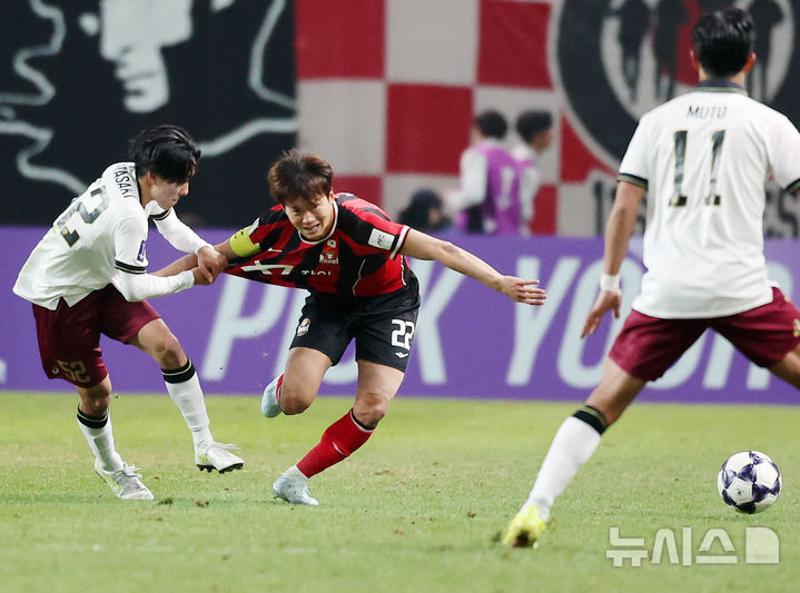 [서울=뉴시스] 조성우 기자 = 4일 오후 서울 마포구 서울월드컵경기장에서 열린 2025-2026시즌 아시아축구연맹(AFC) 챔피언스리그 엘리트(ACLE) 16강 1차전 FC서울과 비셀 고베의 경기 후반전, FC서울 김진수가 돌파를 시도하다 상대 수비에게 반칙을 당하고 있다. 2026.03.04. xconfind@newsis.com