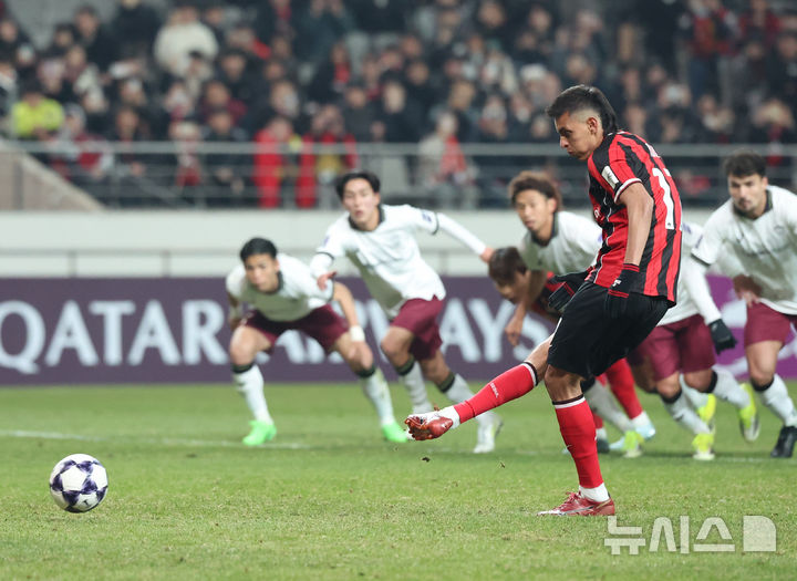 [서울=뉴시스] 조성우 기자 = 4일 오후 서울 마포구 서울월드컵경기장에서 열린 2025-2026시즌 아시아축구연맹(AFC) 챔피언스리그 엘리트(ACLE) 16강 1차전 FC서울과 비셀 고베의 경기 후반전, FC서울 후이즈가 페널티킥을 차고 있다. 2026.03.04. xconfind@newsis.com