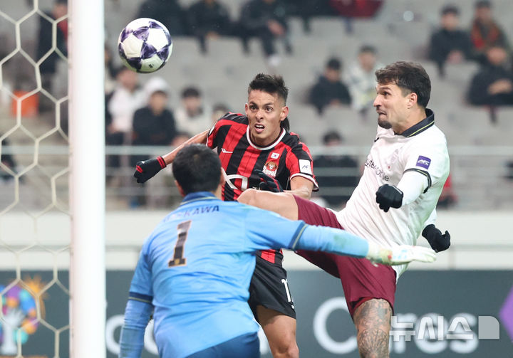 [서울=뉴시스] 조성우 기자 = 4일 오후 서울 마포구 서울월드컵경기장에서 열린 2025-2026시즌 아시아축구연맹(AFC) 챔피언스리그 엘리트(ACLE) 16강 1차전 FC서울과 비셀 고베의 경기 후반전, FC서울 후이즈가 공격을 시도하고 있다. 2026.03.04. xconfind@newsis.com