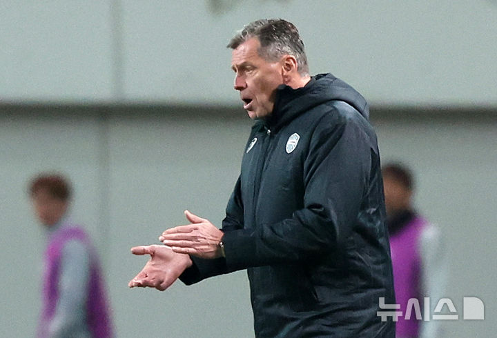 [서울=뉴시스] 조성우 기자 = 4일 오후 서울 마포구 서울월드컵경기장에서 열린 2025-2026시즌 아시아축구연맹(AFC) 챔피언스리그 엘리트(ACLE) 16강 1차전 FC서울과 비셀 고베의 경기 후반전, 비셀 고베 미하엘 스키베 감독이 선수들을 격려하고 있다. 2026.03.04. xconfind@newsis.com