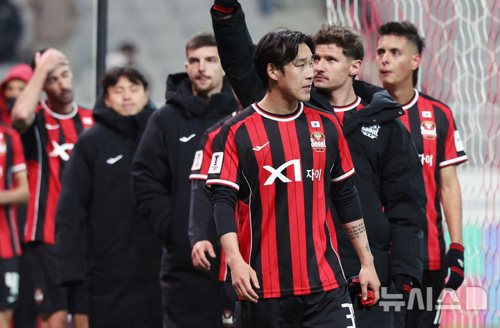 [서울=뉴시스] 조성우 기자 = 4일 오후 서울 마포구 서울월드컵경기장에서 열린 2025-2026시즌 아시아축구연맹(AFC) 챔피언스리그 엘리트(ACLE) 16강 1차전 FC서울과 비셀 고베의 경기, FC서울 송민규 등 선수들이 고베에 0-1로 패한 뒤 아쉬운 표정으로 그라운드를 돌며 팬들에게 인사하고 있다. 2026.03.04. xconfind@newsis.com